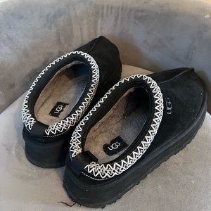 UGG Tezza black size 8 gently used
